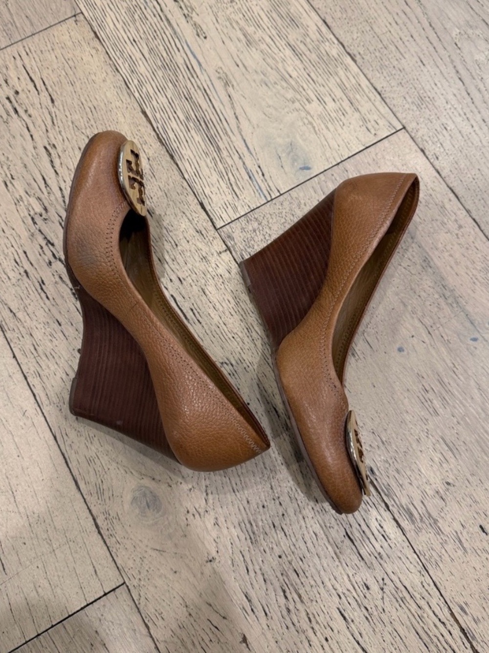 Tory Burch Tan Leather Wedge Heel Gold Logo Medallions 9 - Picture 6 of 6